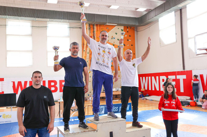Рашо Макавеев с купата за отбор №1 на България в свободната борба.