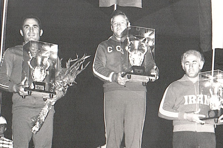 Михаил Борисов (lвляво), получава трофея за второто място в отборното класиране на световото, София  1971.
