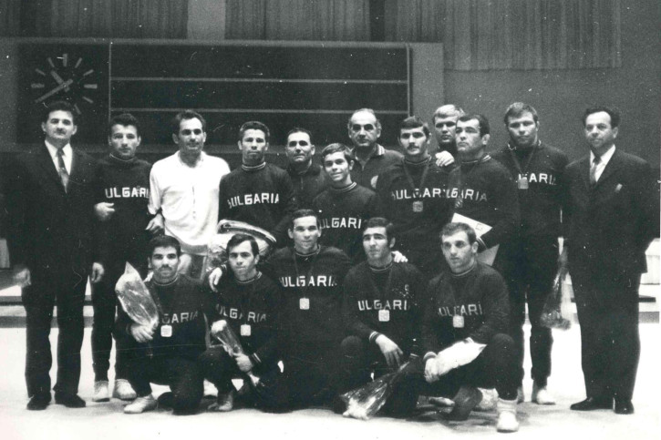Райко Петров (вляво) и Михаил Борисов с националния отбор, европейски шампион от 1970 г.