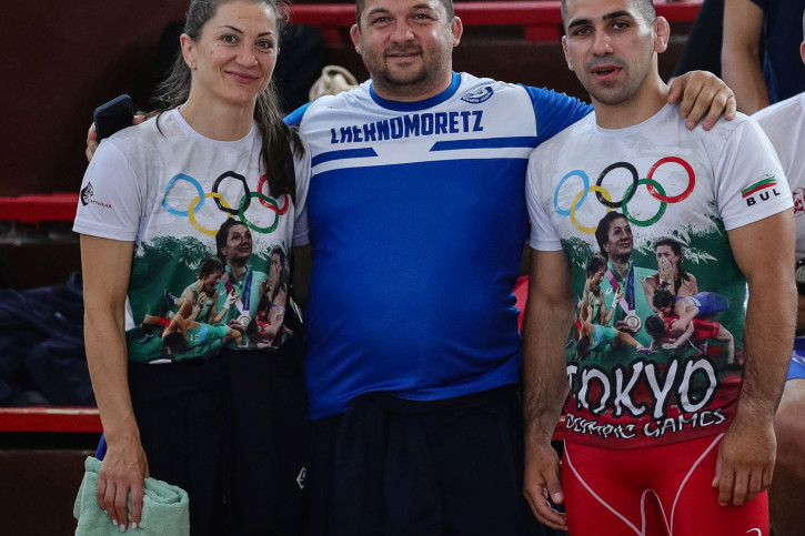 Евелина Николова с Михаил Георгиев и Илиян Стефанов (в средата).