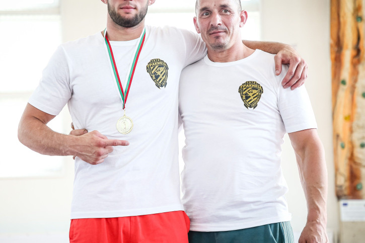 Божидар Тодоров с треньора си Камен Добрев.