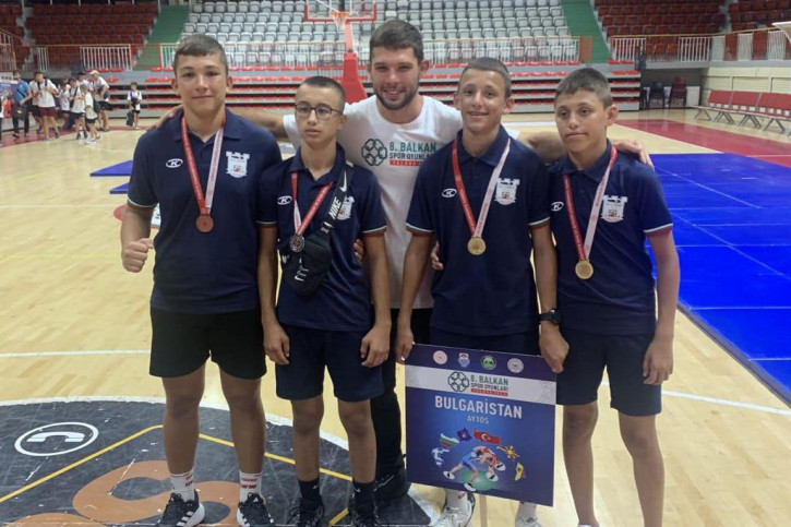 Младият треньор Октай Хасан с медалистите от турнира в Ялова.