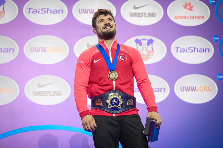 Шампионът Али Ченгиз (Турция).
