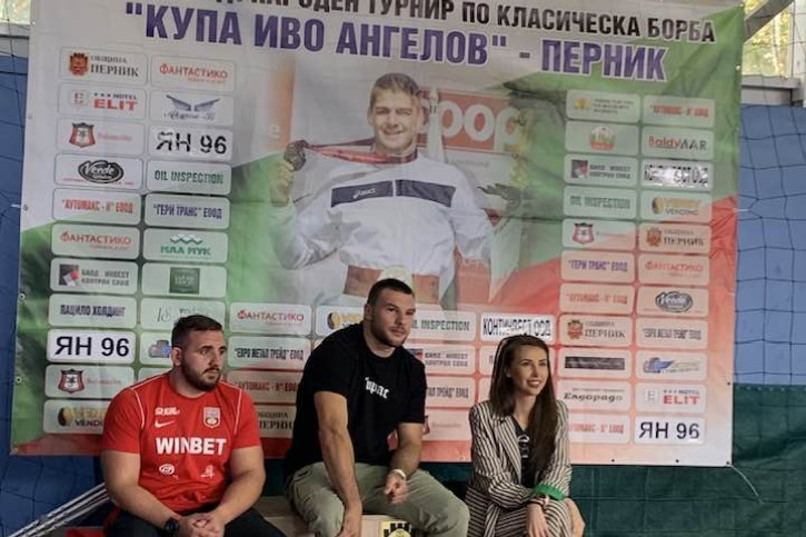 Кирил Милов изгледа схватките на турнира.