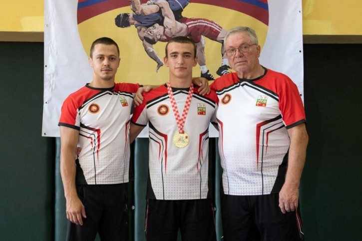 Сергей Стоев с треньорите Димитър Иванов (вдясно) и Марин Велев