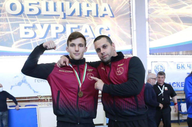 Шампионът Виктор Тисов с треньора Веселин Георгиев.