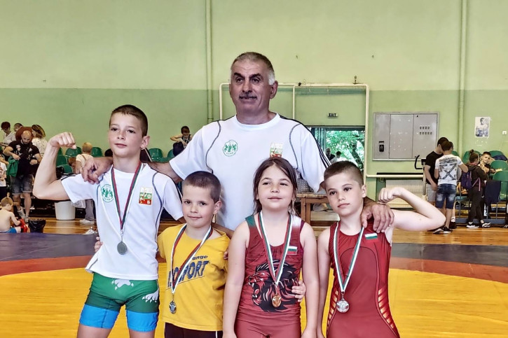 Треньорът Недялко Петров с талантите на клуб Дан Колов, Елена.