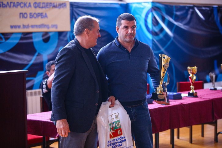 Николай Дачев (вдясно) с наградата на Бургас за отбор №1 при жените_