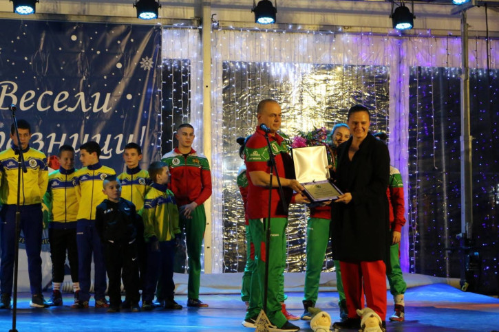 Клуб Челопеч, Мария Оряшкова с награда, връчена й от Петър Дойнов.